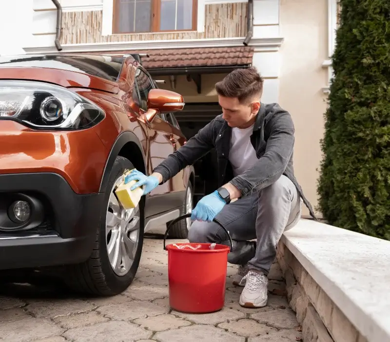 Lavage auto à domicile Saint-Just-le-Martel : professionnel intervenant sur un véhicule